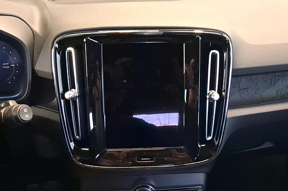 Volvo EX40 17 of 24