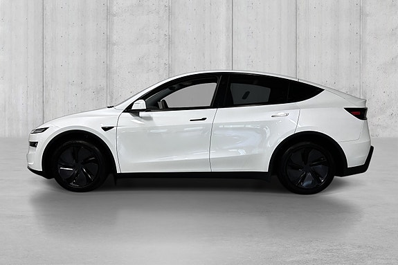 Tesla Model Y 4 of 5