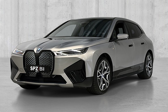 BMW iX 2 of 5