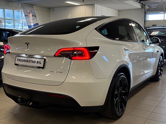 Tesla Model Y 4 of 5