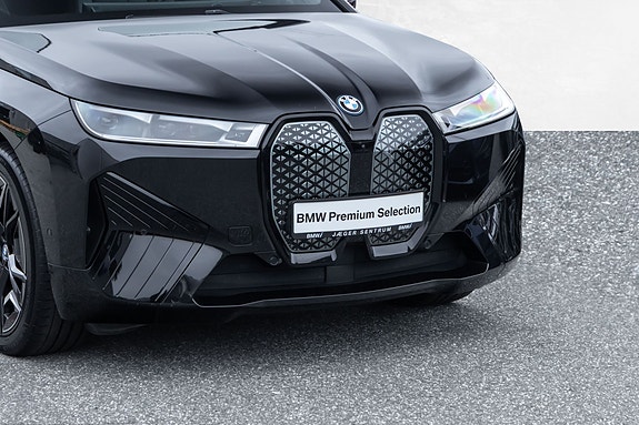 BMW iX 2 of 5