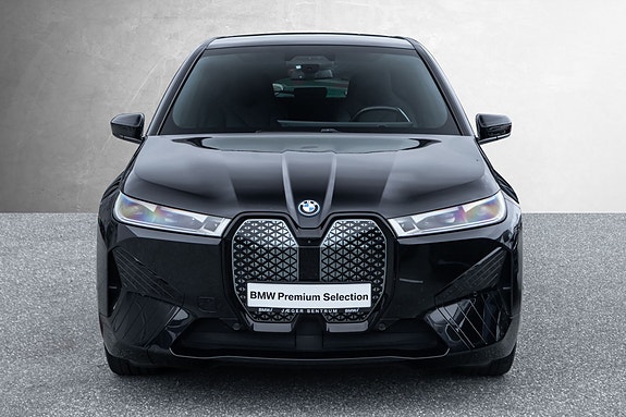 BMW iX 4 of 5
