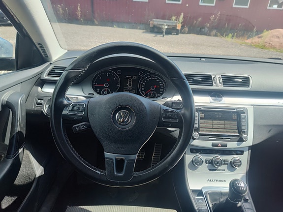 Volkswagen Passat Alltrack 12 of 16
