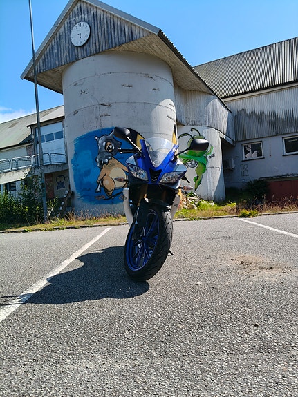 Yamaha YZF-R 125 2 of 10