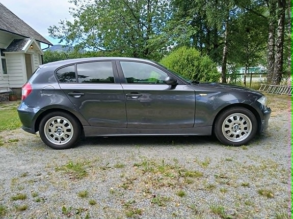 BMW 120i 3 of 5