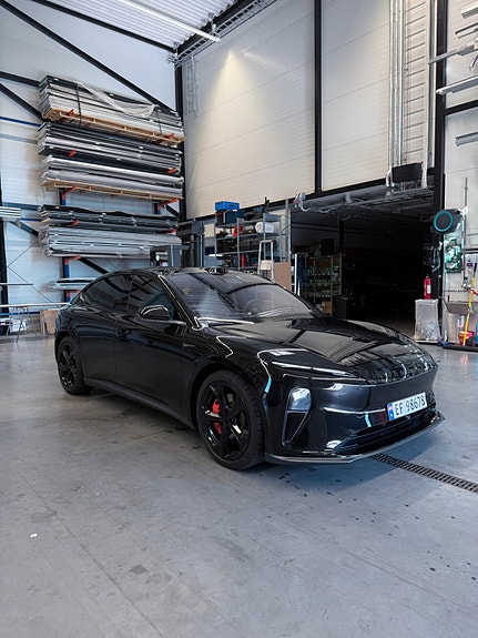 NIO ET5 4 of 5