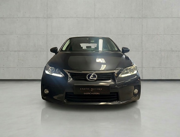 Lexus CT200h 2 of 5