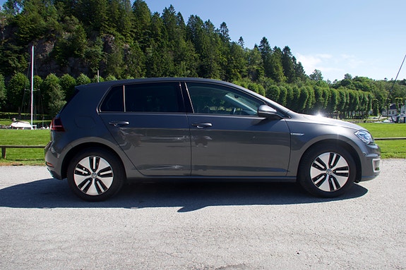 Volkswagen e-Golf VII 2 of 5