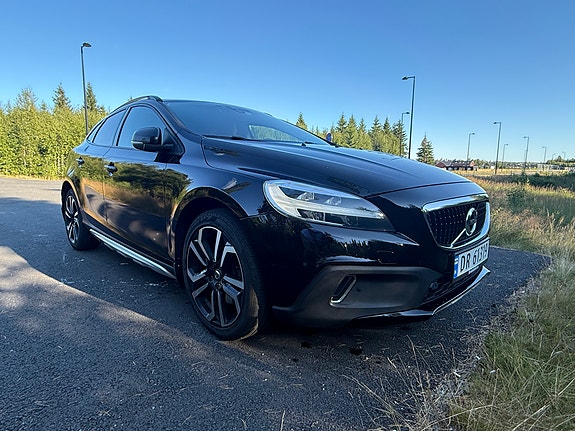 Volvo V40 Cross Country 2 of 5