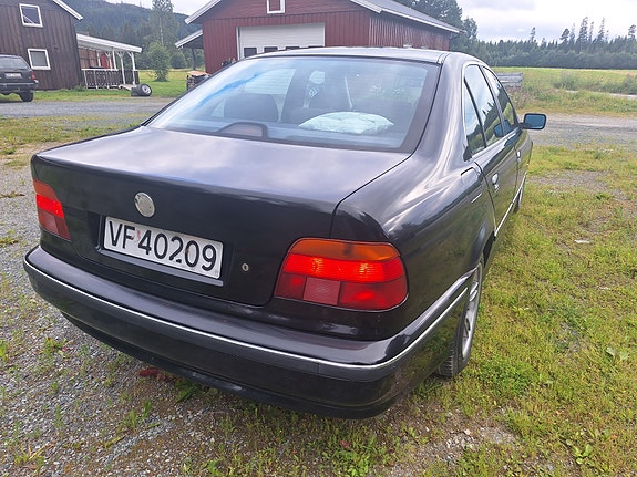 BMW 520i 4 of 5