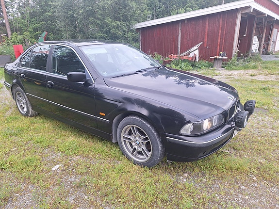 BMW 520i 3 of 5