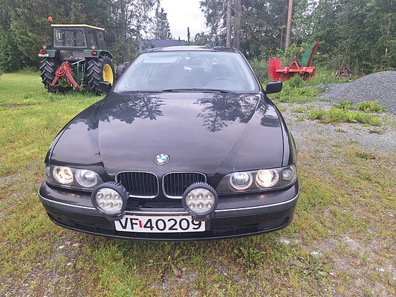 BMW 520i 2 of 5