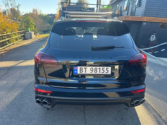 Porsche Cayenne S 2 of 5