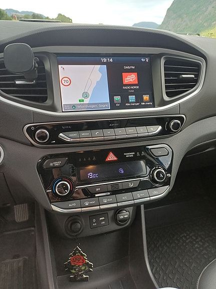 Hyundai IONIQ 12 of 17
