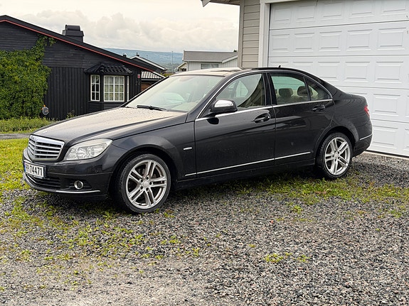 Mercedes-Benz C200 4 of 5