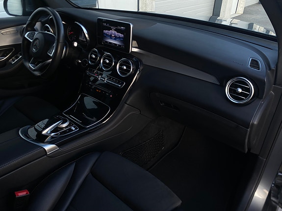 Mercedes-Benz GLC350 e 27 of 30