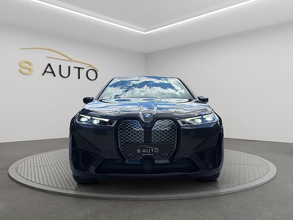BMW iX 2 of 5
