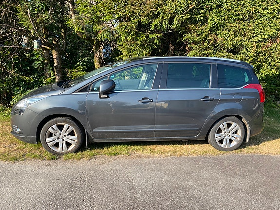 Peugeot 5008 2 of 5