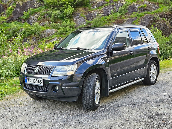 Suzuki Grand Vitara 3 of 5