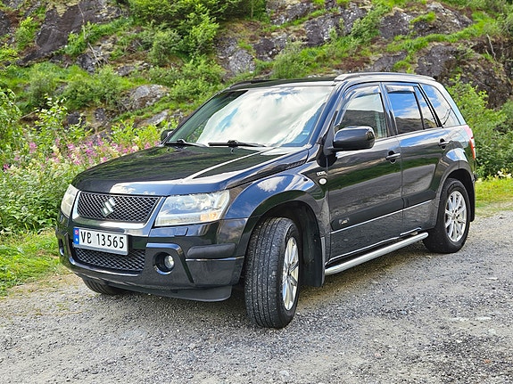 Suzuki Grand Vitara 2 of 5