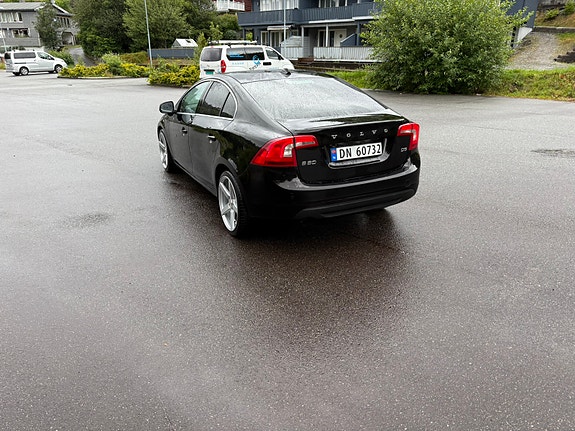Volvo S60 4 of 5