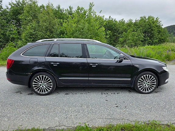 Skoda Superb 2 of 5