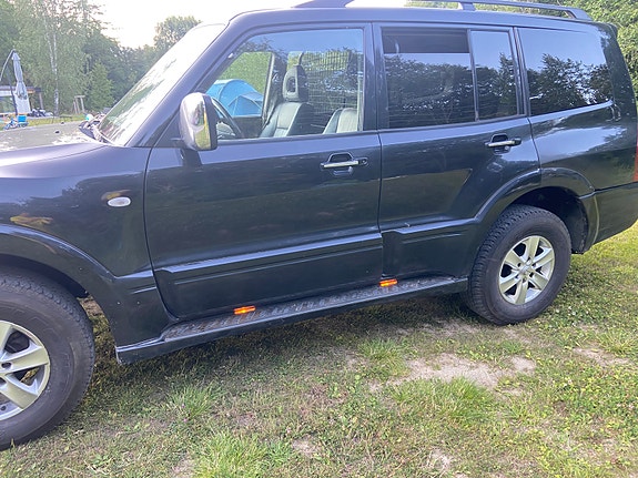 Mitsubishi Pajero 2 of 5