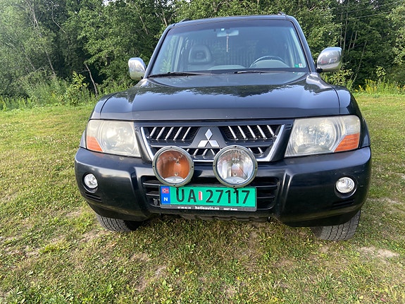 Mitsubishi Pajero 3 of 5