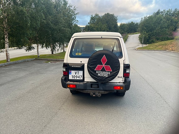 Mitsubishi Pajero 4 of 30