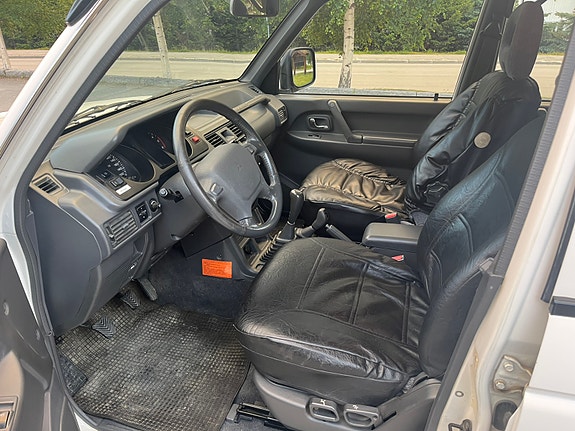 Mitsubishi Pajero 15 of 30