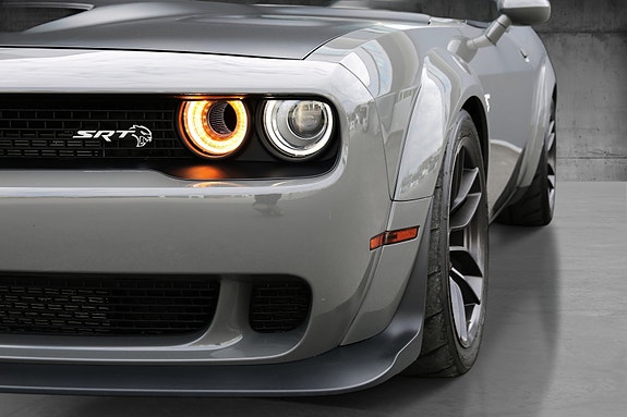 Dodge Challenger 3 of 5