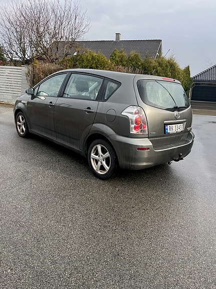 Toyota Corolla Verso 4 of 5