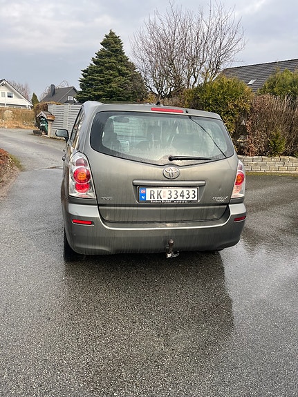 Toyota Corolla Verso 3 of 5