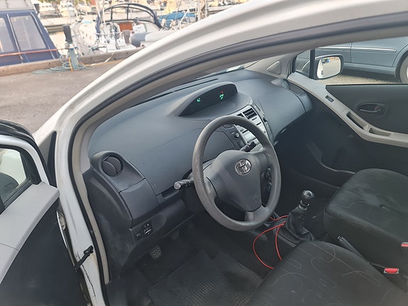 Toyota Yaris 5 of 11