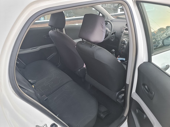 Toyota Yaris 11 of 11