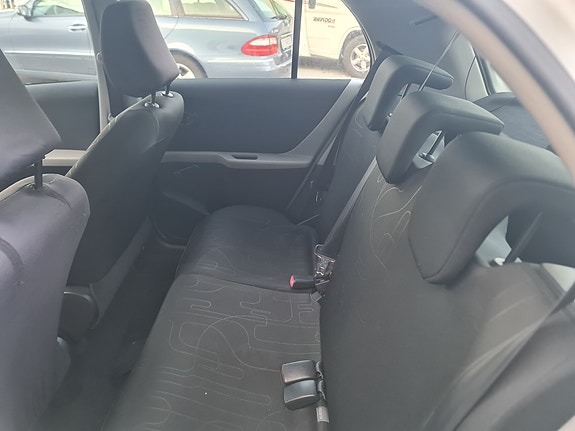 Toyota Yaris 2 of 11
