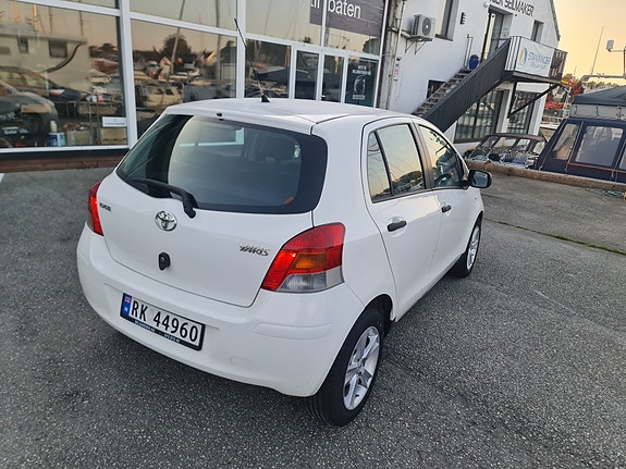 Toyota Yaris 9 of 11