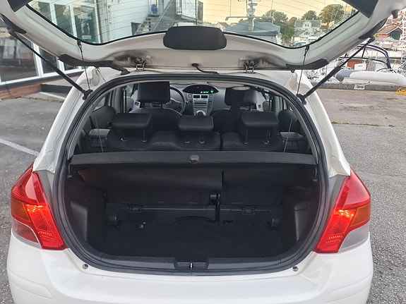 Toyota Yaris 3 of 11