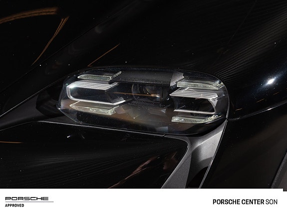 Porsche Taycan Cross Turismo 8 of 30