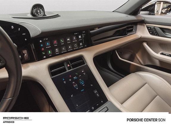 Porsche Taycan Cross Turismo 24 of 30
