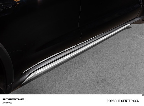 Porsche Taycan Cross Turismo 9 of 30