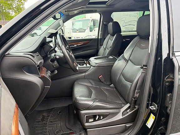 Cadillac Escalade 3 of 5