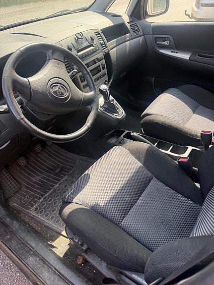 Toyota Corolla Verso 3 of 3