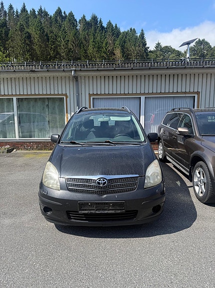 Toyota Corolla Verso 2 of 3