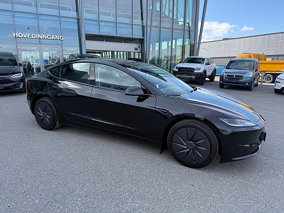 Tesla Model 3 4 of 5