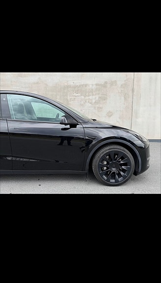 Tesla Model Y 29 of 30