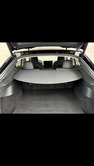 Tesla Model Y 22 of 30