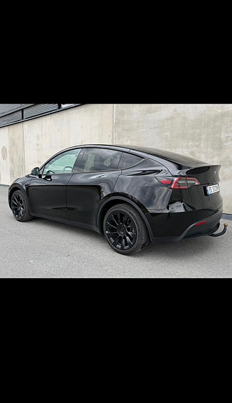 Tesla Model Y 15 of 30