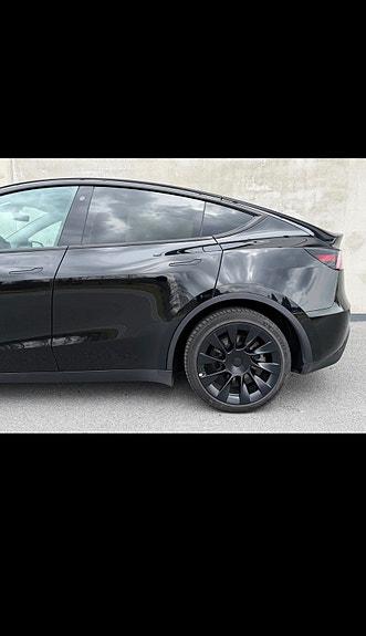 Tesla Model Y 12 of 30