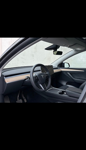 Tesla Model Y 13 of 30